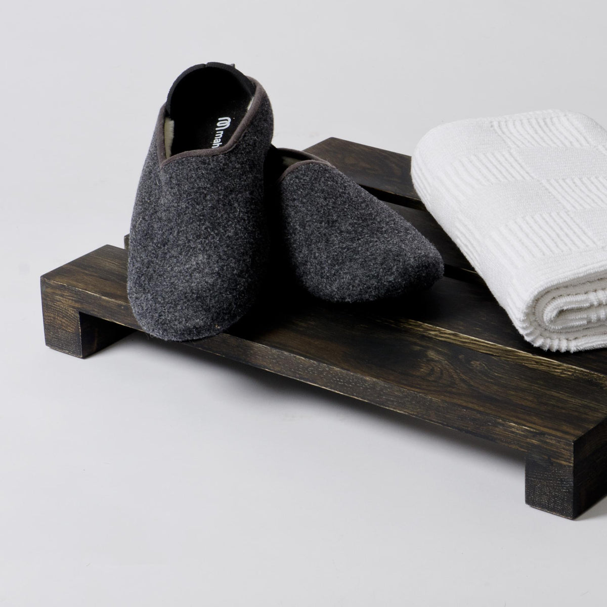 duckboard apartment - dark oak